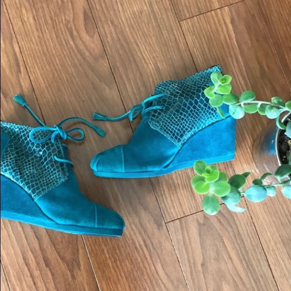 Toms Shoes - TOMS Snakeskin Lace Up Booties Size 6
